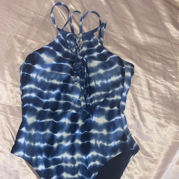 One piece bathing suit - Picture 1 of 1